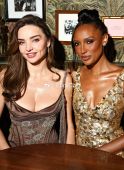 ������ɶ�Miranda Kerr ��ϯMet Gala��̺���칦�ɶ�[26P]